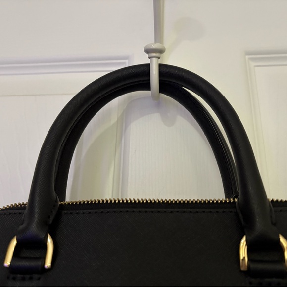 EUC Michael Kors Selma Medium
Satchel in Saffiano Leather Handbag Black - Picture 7 of 14